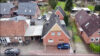 Mehrfamilienhaus kurzfristig komplett frei mit großem Garten - Frontansicht Luftbild