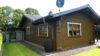 Ebenerdiger Bungalow - tolles Holzhaus mit guten energetischen Eigenschaften - Seite Richtung Carport