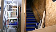 Treppe zum Spitzboden - Gewerbebetrieb mit 3 Hallen, Büro und möglicher Wohnung.