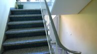 Treppe zum OG re. Einganstür - Wunderbarer Balkon auf der Sonnenseite