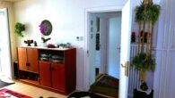 Wohnraum, li. Küche - Top gepflegt in ruhiger Stadtlage