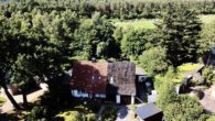 Luftbild Hausfront - Insel im Grünen mit viel Platz