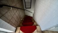 Treppe vom OG - Insel im Grünen mit viel Platz