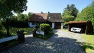 Vorplatz, re. zum Hof - Insel im Grünen mit viel Platz
