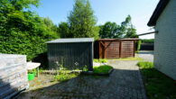 Schuppen, Carport, Richtung  Straße - Insel im Grünen mit viel Platz