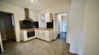 Küche EG Richtung  seitl.  Ausgang - Zweifamilienhaus am Kanal – Wohnen und Mietertrag