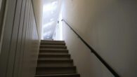 Treppe ins OG - Ein seltenes Juwel mit Blick auf die Eiderwiesen und 4 Bauplätzen