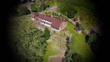 Ein seltenes Juwel mit Blick auf die Eiderwiesen und 4 Bauplätzen, 24805 Hamdorf, Zweifamilienhaus