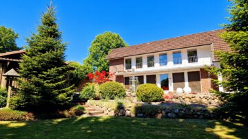 Ein seltenes Juwel mit Blick auf die Eiderwiesen und 4 Bauplätzen, 24805 Hamdorf, Zweifamilienhaus