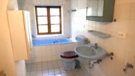 Badezimmer links - Refugium: Zweifamilien- Handwerkerhaus auf großem Grundstück in Seenähe