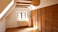 Schlafzimmer OG rechts - Refugium: Zweifamilien- Handwerkerhaus auf großem Grundstück in Seenähe