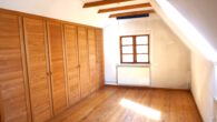 Schlafzimmer links - Refugium: Zweifamilien- Handwerkerhaus auf großem Grundstück in Seenähe
