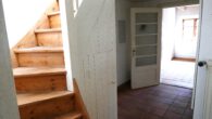 Treppenhaus rechts - Refugium: Zweifamilien- Handwerkerhaus auf großem Grundstück in Seenähe
