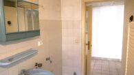 Badezimmer Richtung Flur  links - Refugium: Zweifamilien- Handwerkerhaus auf großem Grundstück in Seenähe