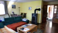 Wohnzimmer mit Kaminofen - Holzhaus, ebenerdig, mit guten energetischen Eigenschaften