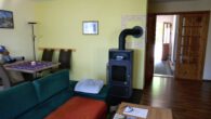 Wohnzimmer zum Flur - Holzhaus, ebenerdig, mit guten energetischen Eigenschaften