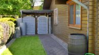 Hof Richtung Carport - Holzhaus, ebenerdig, mit guten energetischen Eigenschaften