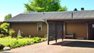 Außenansicht mit Carport - Holzhaus, ebenerdig, mit guten energetischen Eigenschaften