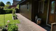 kl. Terrasse vor dem Haus - Holzhaus, ebenerdig, mit guten energetischen Eigenschaften
