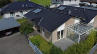 Luftbild Seite rechts - Ebenerdiger Bungalow, KfW55, Bj. 2018, auch für Senioren geeignet