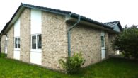 Seite/ Hausfront links - Ebenerdiger Bungalow, KfW55, Bj. 2018, auch für Senioren geeignet