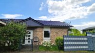 Hausfront - Ebenerdiger Bungalow, KfW55, Bj. 2018, auch für Senioren geeignet